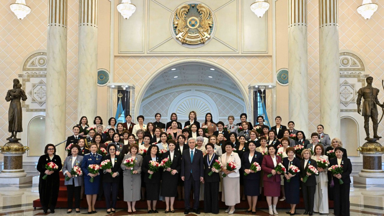 Президент қатысқан салтанатты шарада түрлі салада жетістікке жеткен әйелдер марапатталды