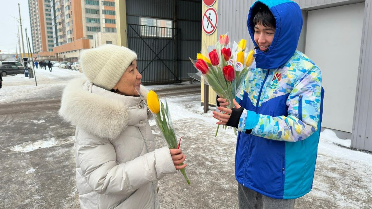 Еріктілер астаналық аруларға гүл шоқтарын сыйлады