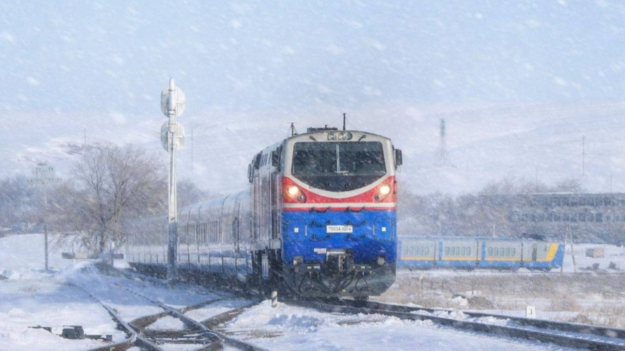 Ақтөбе облысында жолдың жабылуына байланысты 540 жолаушы пойызбен жеткізілді