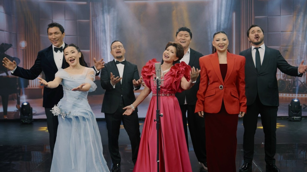 Белгілі өнер қайраткерлері «Халықтың Ата заңы» атты әнді бірге шырқады