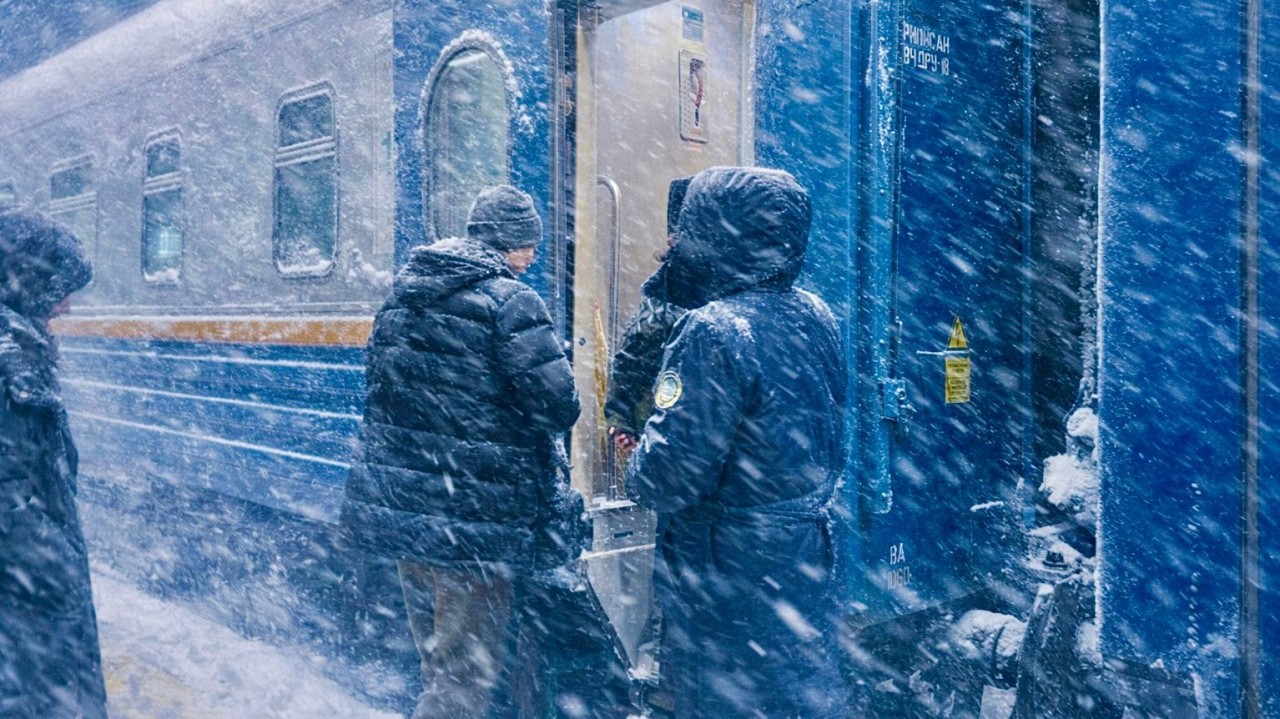 ҚТЖ жолдардың жабылуына байланысты 400-ге жуық жолаушыны пойызбен жеткізді