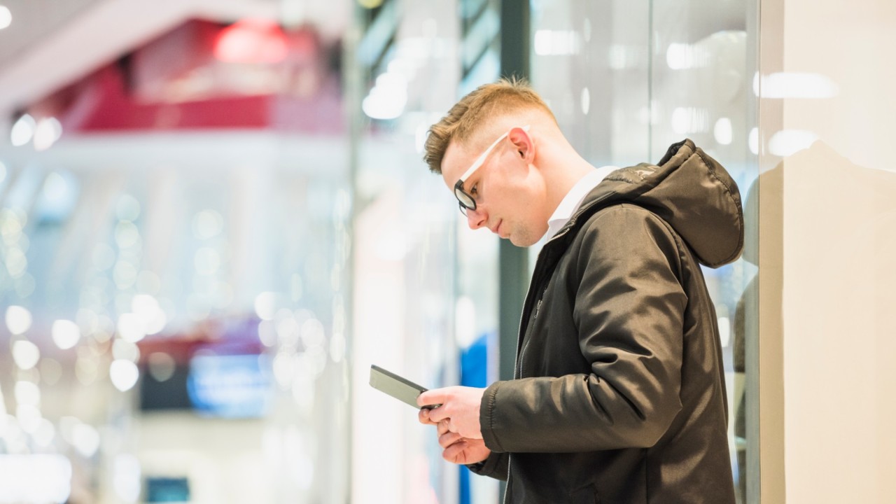 Ақтөбеде сатушы ер адамды 10 миллион теңгесін алаяқтарға аударудан сақтап қалды