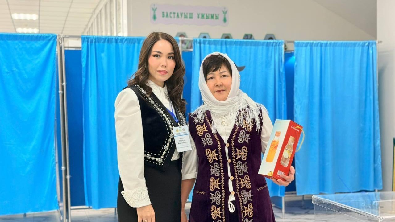 Астанадағы сайлау учаскелерінде алғашқы дауыс берген тұрғындарға сыйлықтар табысталуда