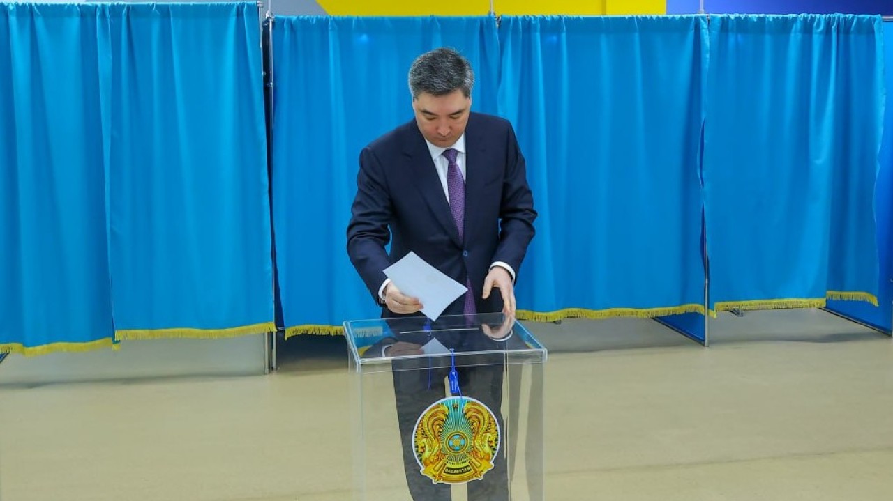 Олжас Бектенов республикалық референдумда дауыс берді