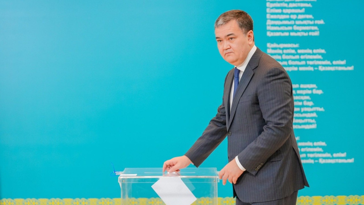 Астана әкімі Жеңіс Қасымбек референдумда дауыс берді