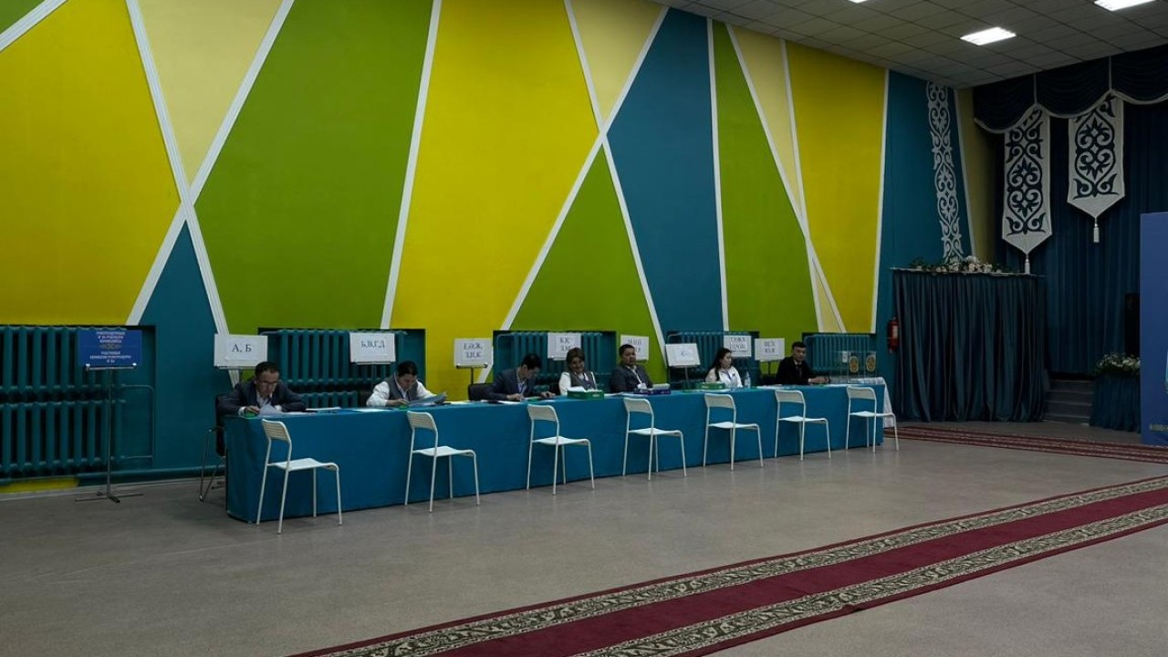 Астанада референдум учаскелеріне алғаш келген тұрғындарға сыйлықтар берілді