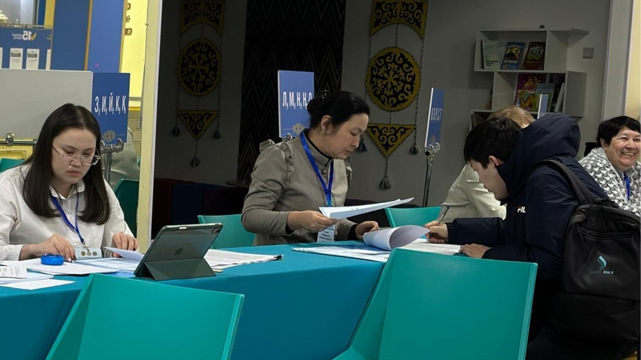Астанадағы №90 референдум учаскесінде дауыс беру белсенді өтіп жатыр