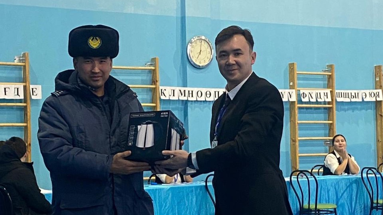 Астанада алғашқы дауыс берген тұрғынға сыйлық табысталды