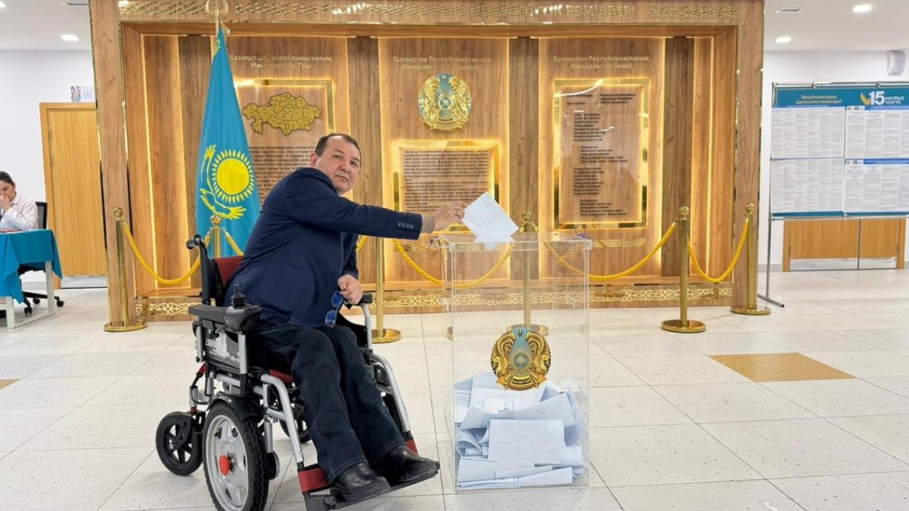 Елордада мүмкіндігі шектеулі азамат референдумда дауыс берді