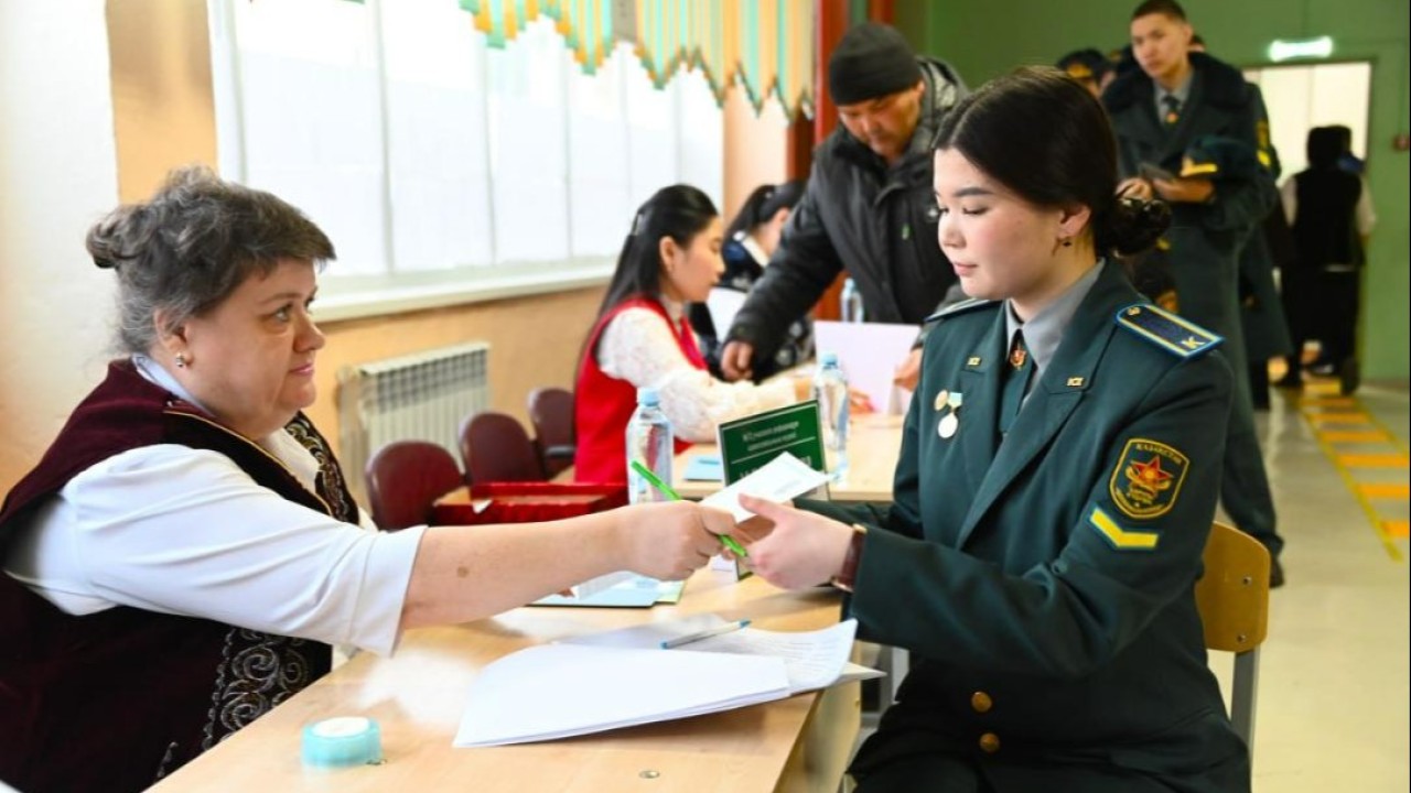 Әскерилер республикалық референдумда алғашқылардың қатарында дауыс берді