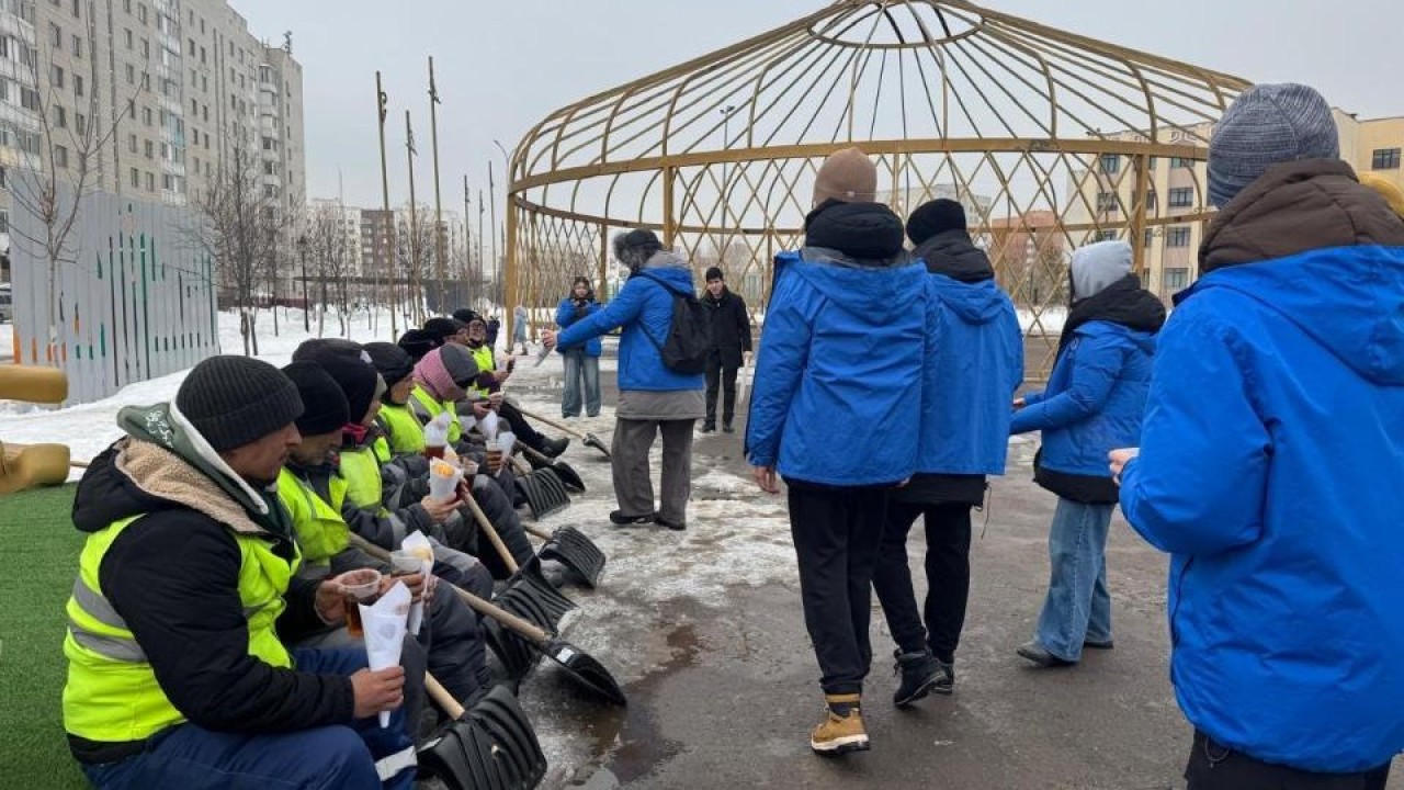 Астанада волонтерлер коммуналдық қызметкерлерге ыстық шай мен бауырсақ таратты