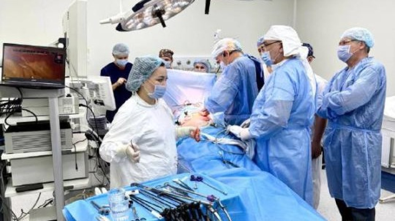 Қытайлық хирургтар Астанадағы ауруханада эндоскопиялық ота жүргізудің заманауи тәсілдерін көрсетті