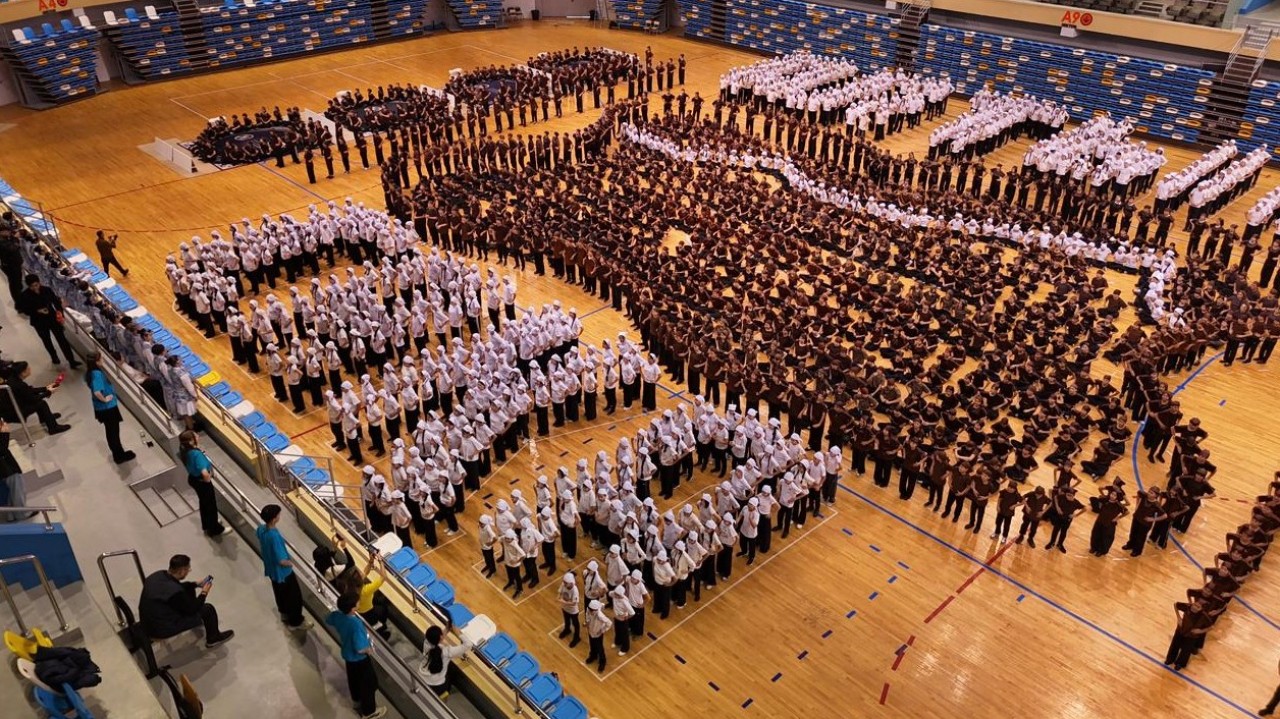 Наурызнама: Елордада Ұлттық спорт күніне орай 18 мыңнан астам бала бір мезетте асық ойнады