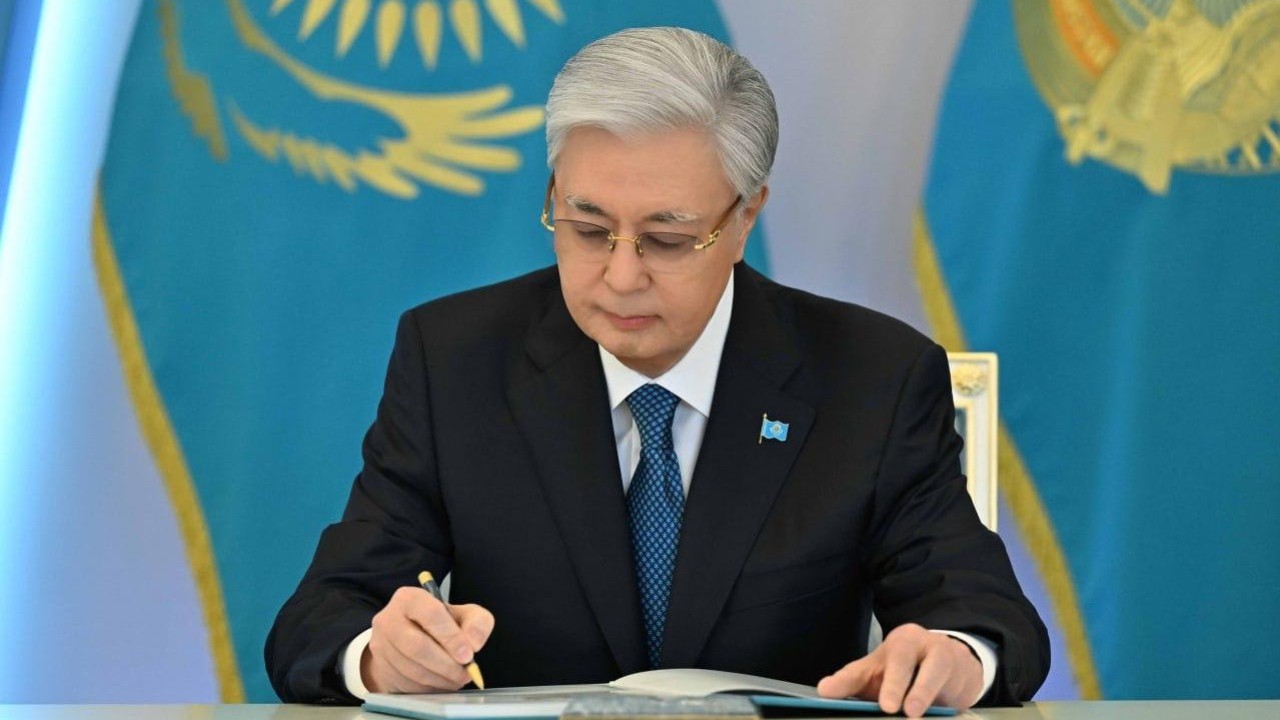 Мемлекет басшысы Қазақстан Республикасының Конституциясы туралы Жарлыққа қол қойды