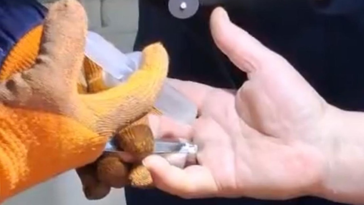 Қызылордада құтқарушылар ер адамның саусағынан сақинаны шығарып алып берді