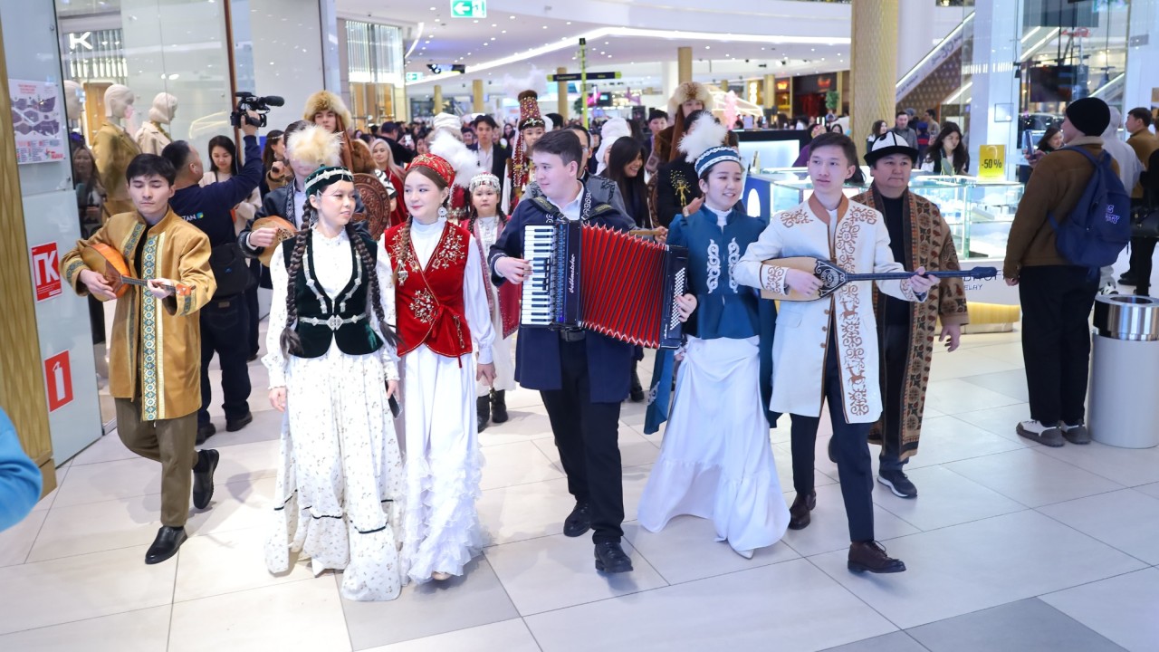 Елордадағы ірі сауда орталығында ұлттық киімдер шеруі ұйымдастырылды