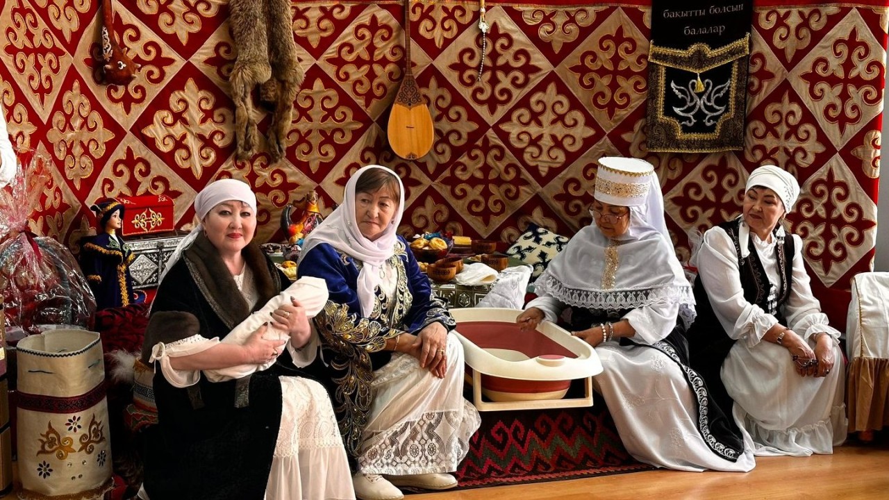 Жаңару күні елордалық зейнеткерлер театрландырылған көрініс көрсетті