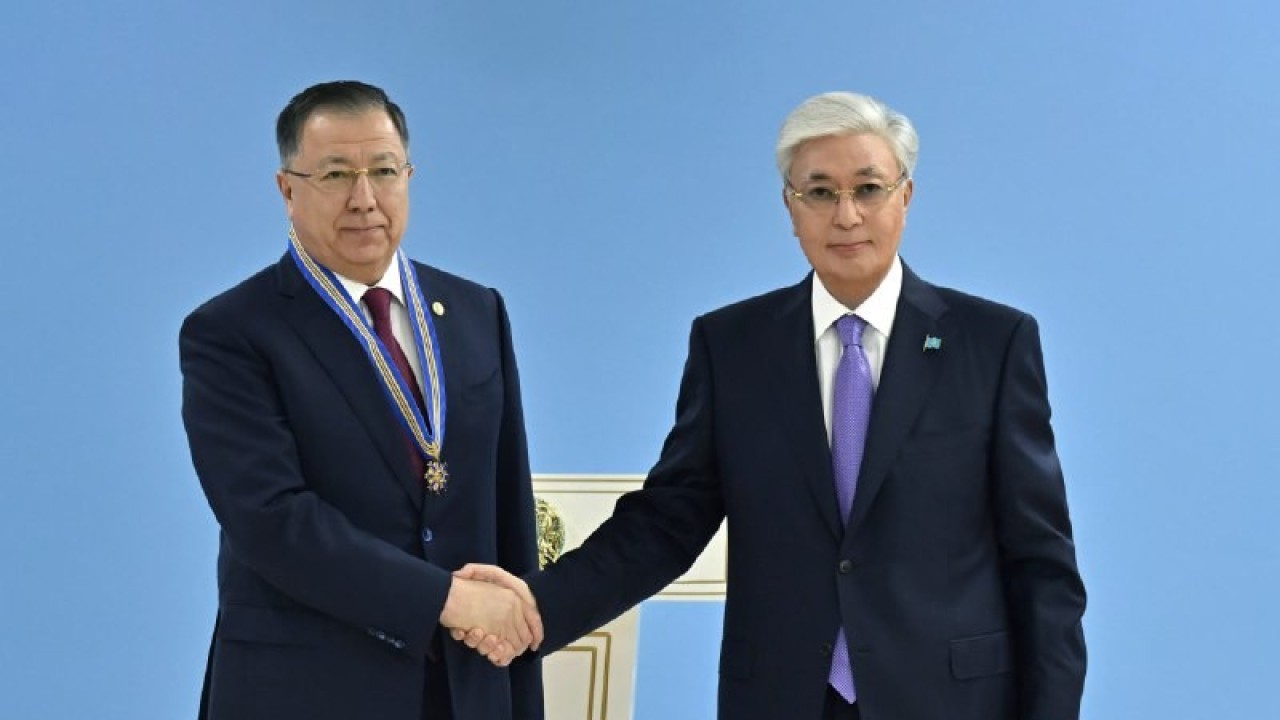 Тоқаев бір топ азаматқа мемлекеттік наградалар табыстады