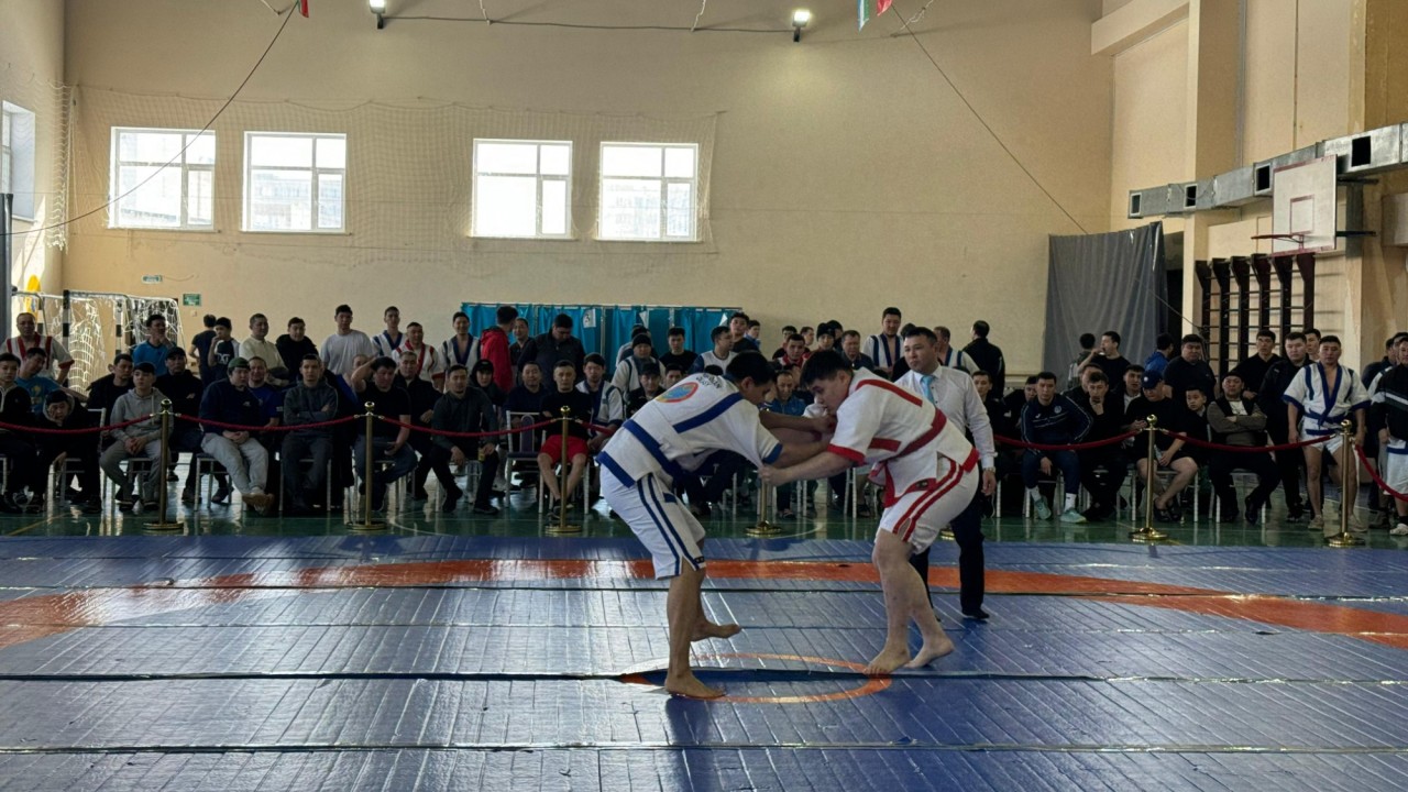Ұлттық спорт күні: елордадағы мектепте мұғалімдер арасында қазақ күресі ұйымдастырылды