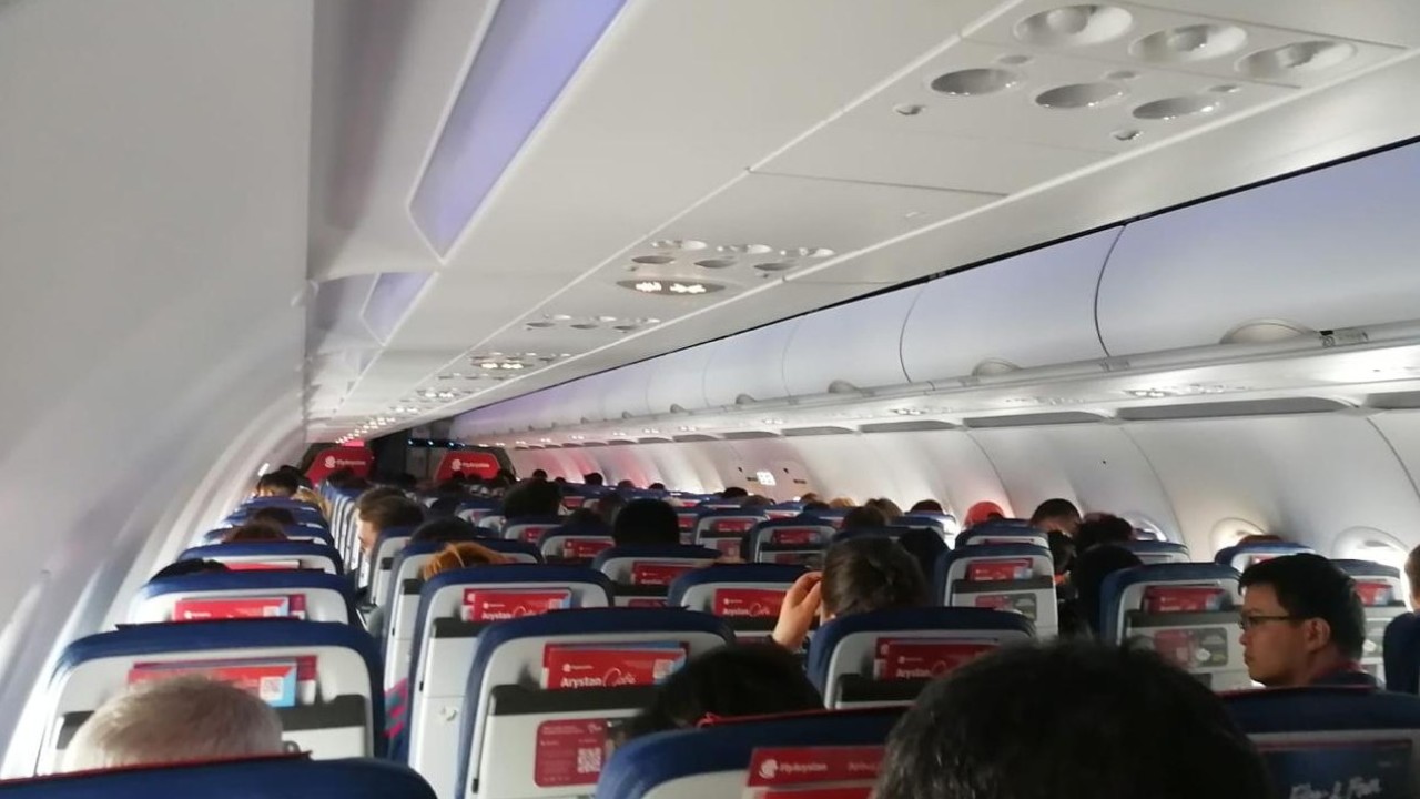 FlyArystan рейсінде жолаушы дәрігерлер жүкті әйелге көмек көрсетті