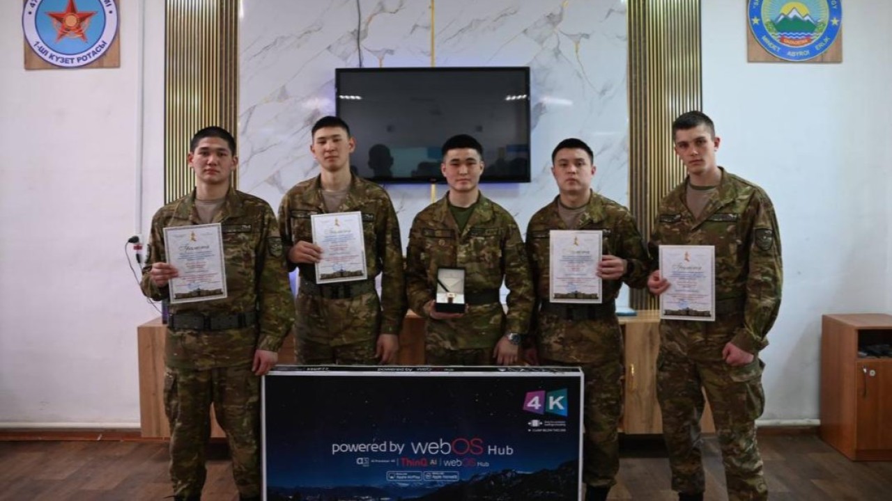 Қорғаныс министрінің орынбасары бірқатар үздік әскери қызметшілерді марапаттады