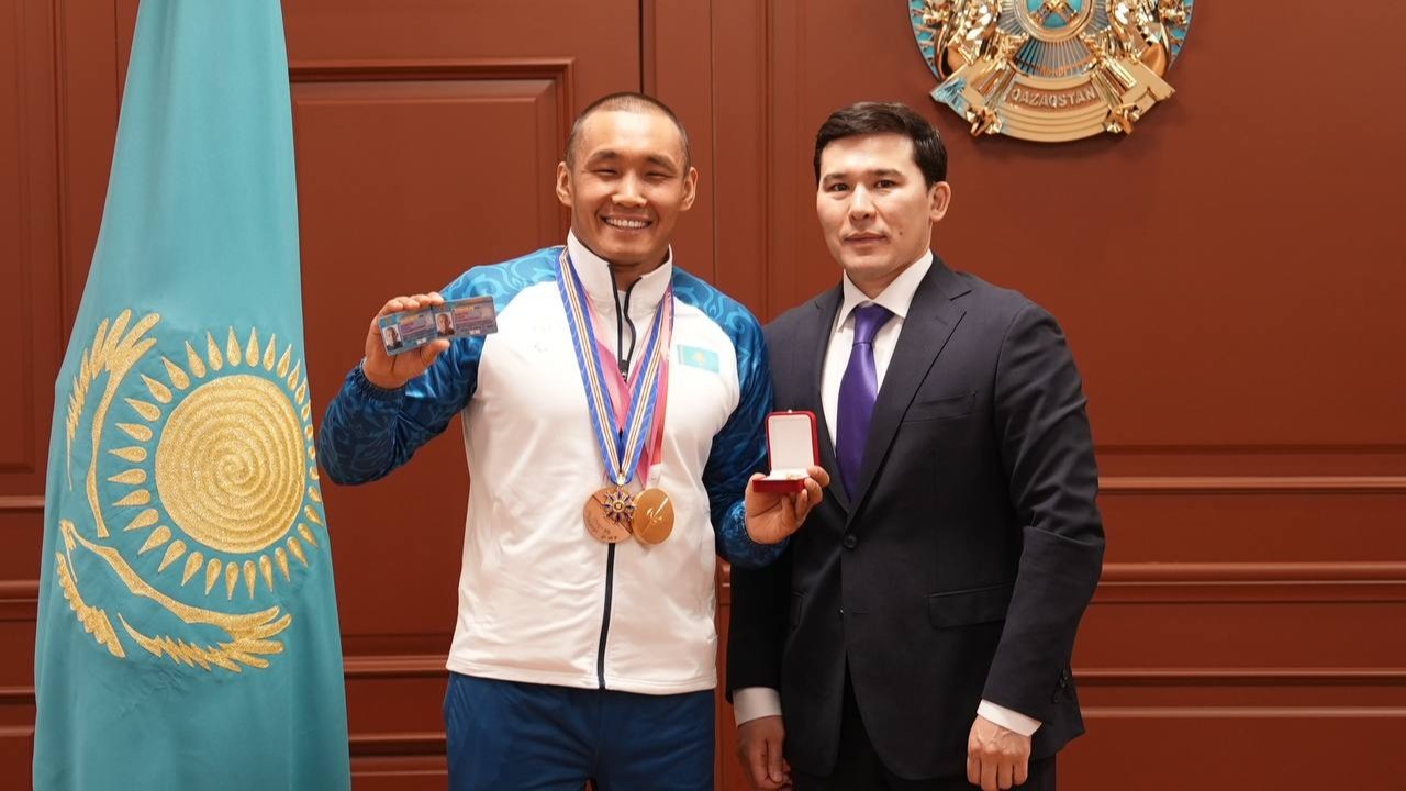 Паралимпиада чемпионы Ербол Хамитовқа «Еңбек сіңірген спорт шебері» атағы берілді