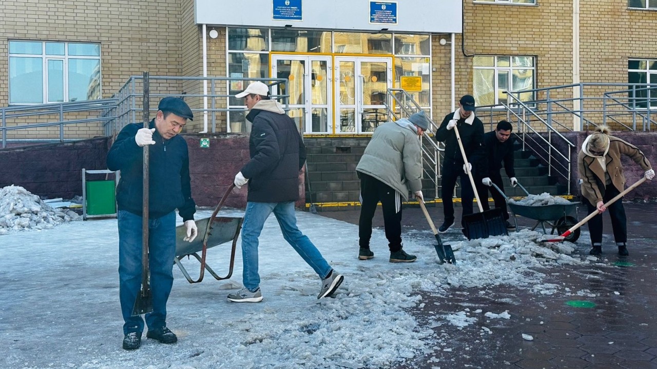 Астанада білім беру нысандарының аумақтары қар мен қоқыстан тазартылып жатыр
