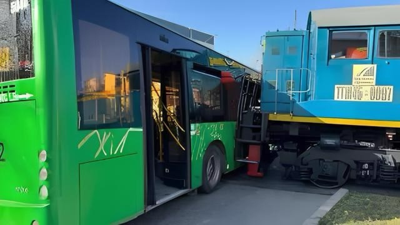 Алматы облысында автобус пойызға соғылды