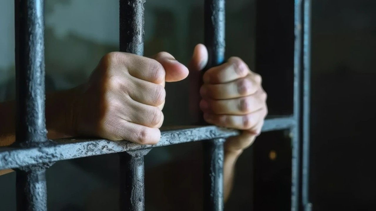 Тас, ағашпен ұрып полицияның жағын сындырған: Шартты жаза бас бостандығынан айыруға өзгертілді