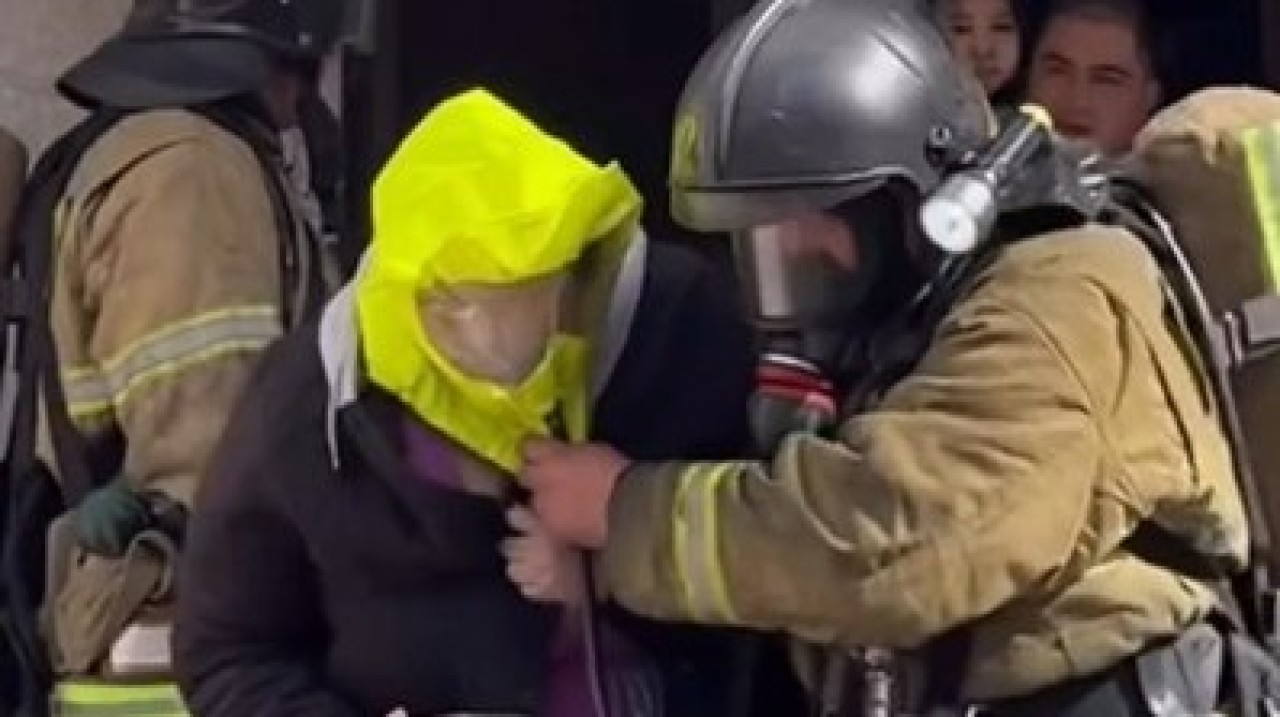 Астанада көпқабатты үйдегі өрт кезінде 9 бала арнайы масканың көмегімен құтқарылды