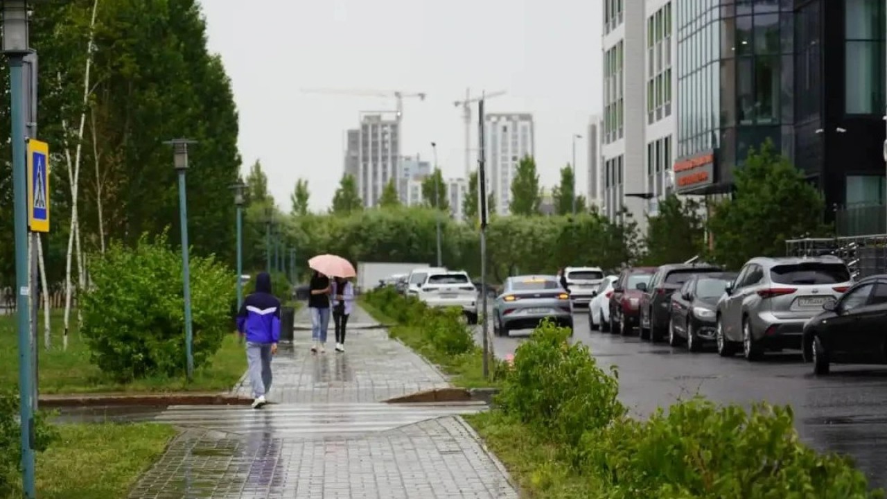 Ауа райы: Астанада найзағай ойнап, алғашқы жаңбыр жауады