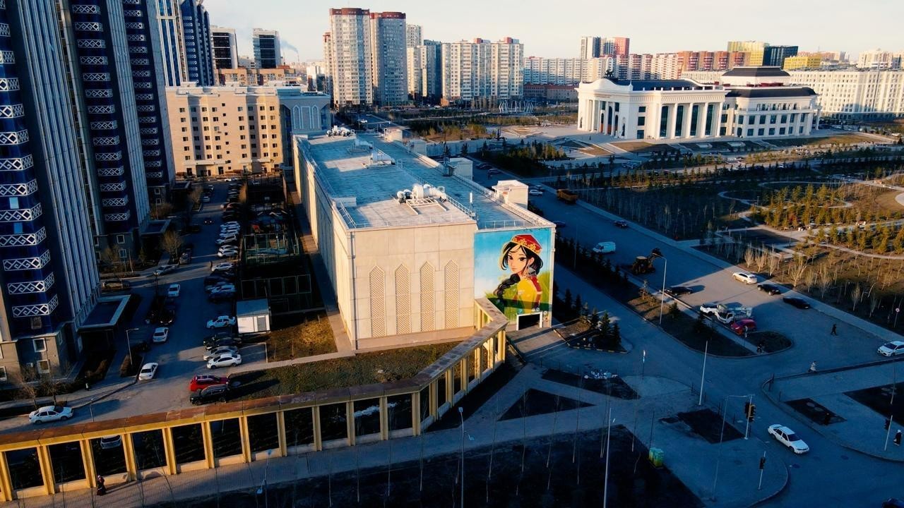 Астанадағы ғимараттың қасбетіне гүлмен көмкерілген қыз баланың бейнесі салынды