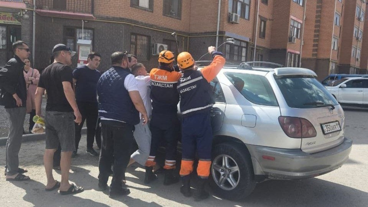 Қызылордада есігі құлыпталған көлікте қалып қойған бала құтқарылды