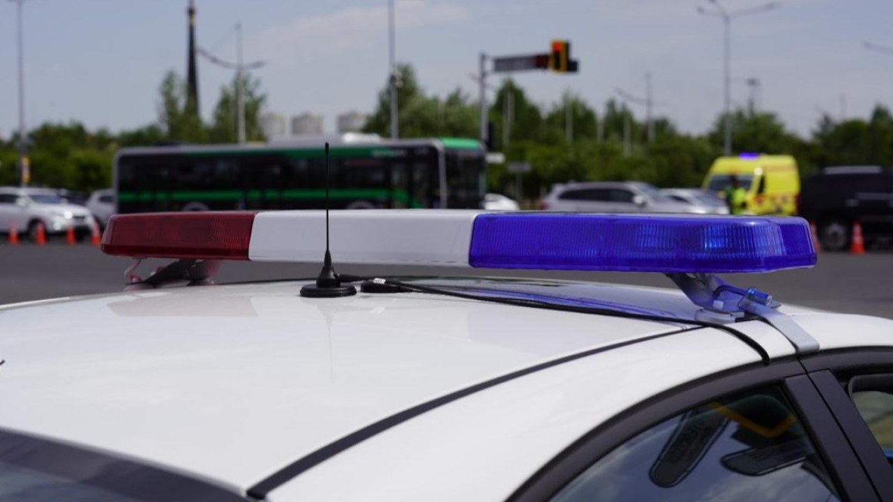 Атырауда жаяу жүргіншілер жолағынан өтіп бара жатқан 1-сынып оқушысын көлік қағып кетті