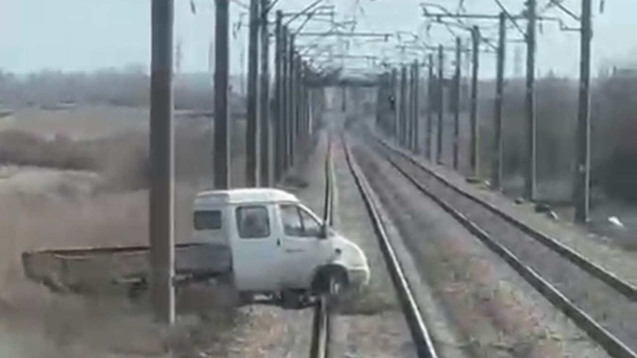 Машинистің қырағылығы: Қарағанды – Астана учаскесінде пойыз бен көлік соқтығыса жаздады