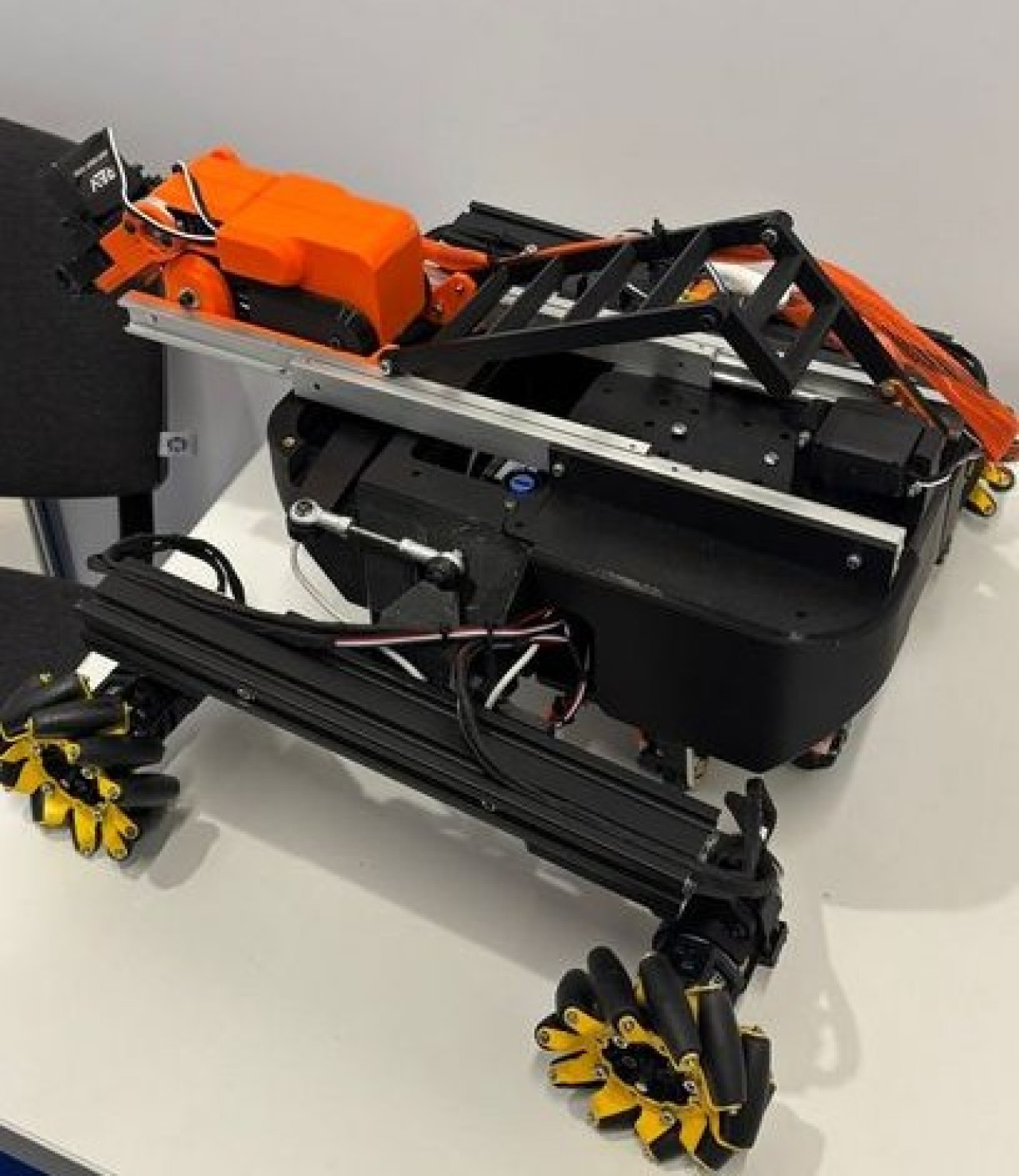 Қазақстандық оқушылар үйінді астында қалған адамдарды табатын құтқарушы робот жасады