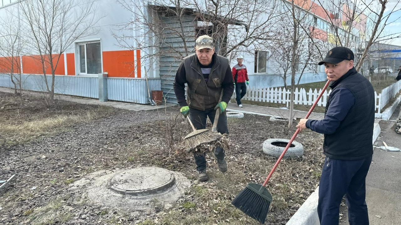 Таза Қазақстан: Елордада зауыт ұжымы өндіріс аумағында тазалық жұмыстарын жүргізді