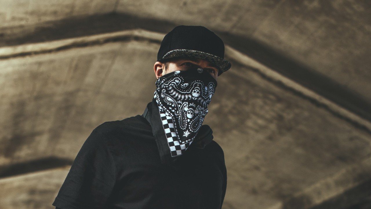 Елімізде қоғамдық орындарда бетті тұмшалауға тыйым салынды