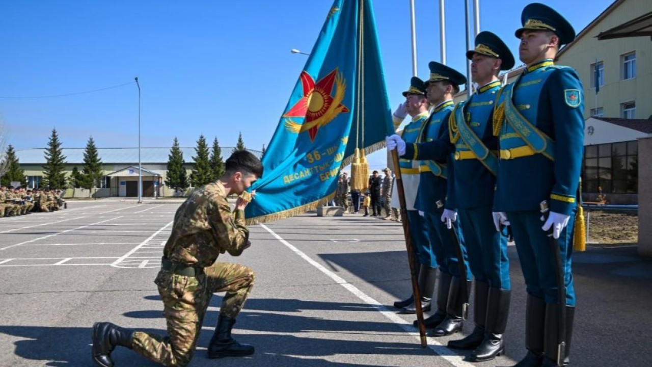 Астанада 140 сарбаз Жауынгерлік тумен қоштасты