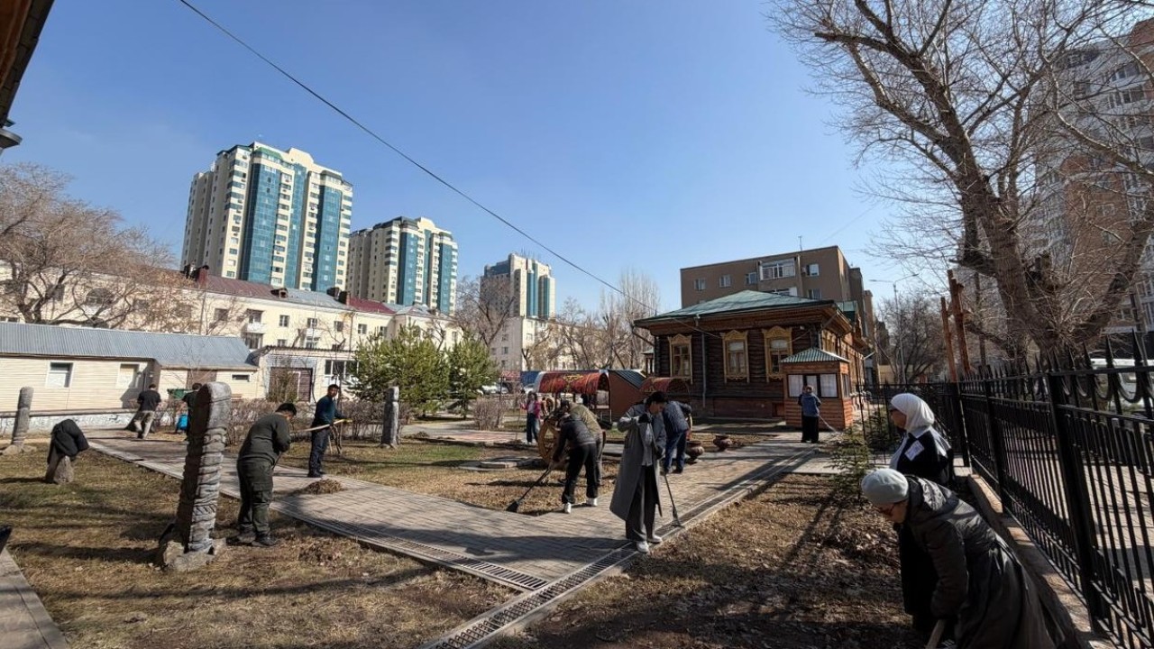 «Өзіңнен баста!»: Астанада мәдениет саласының өкілдері тазалық челленджіне қатысты