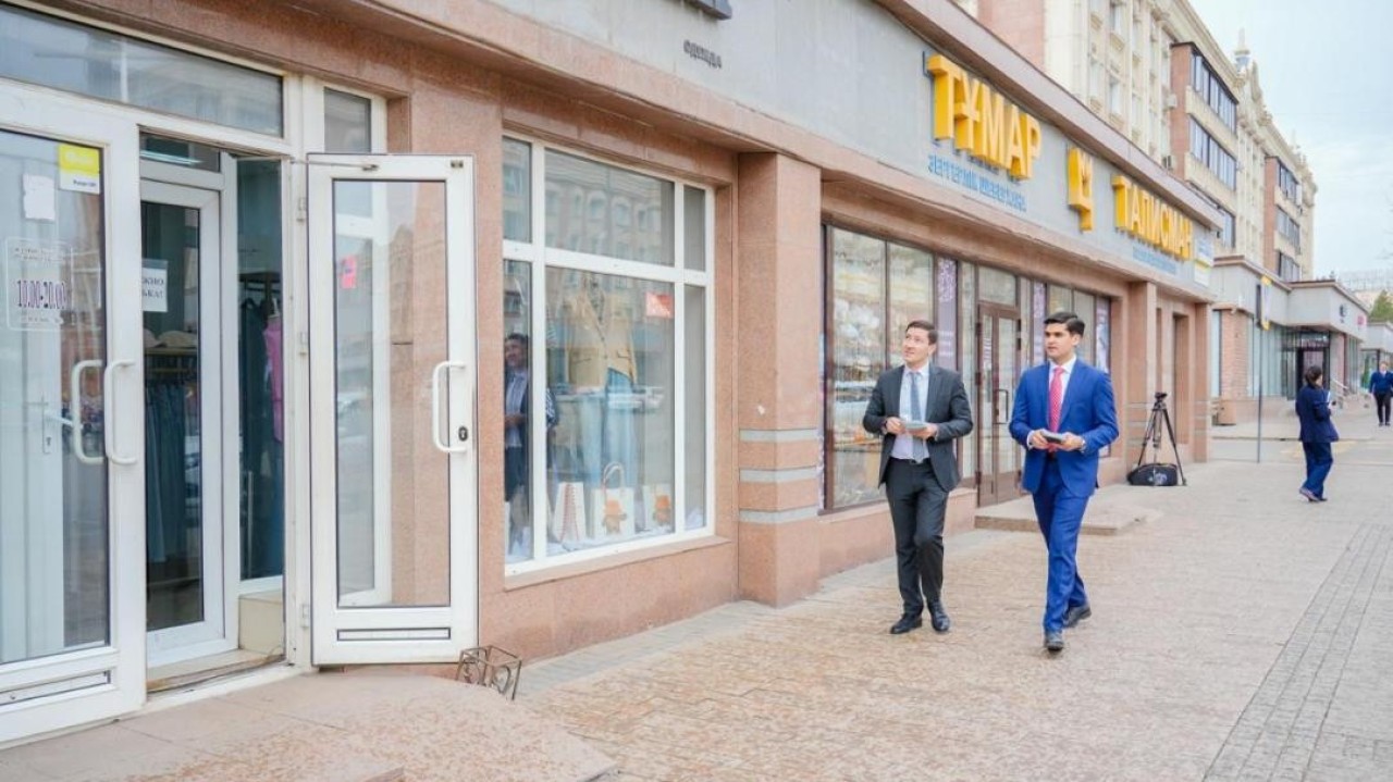 «Таза Қазақстан»: елордалық кәсіпкерлерге тазалықты сақтау жөнінде чек-парақшалар таратылды