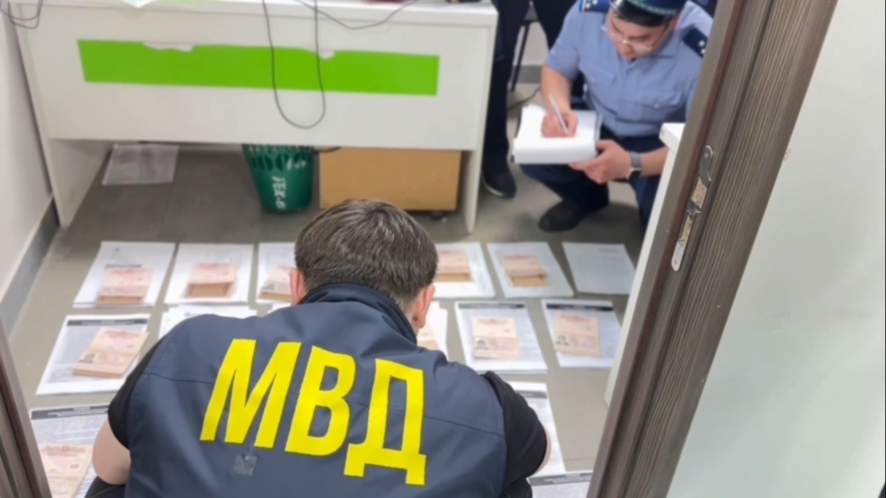 Ақтөбеде ХҚКО-да жалған құжат жасаумен айналысқан ұйымдасқан топ ұсталды