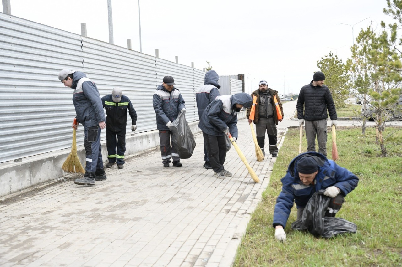 «Таза қала»: елордадағы арнайы техника өндіретін зауыттың ұжымы экоакцияға белсене қатысты