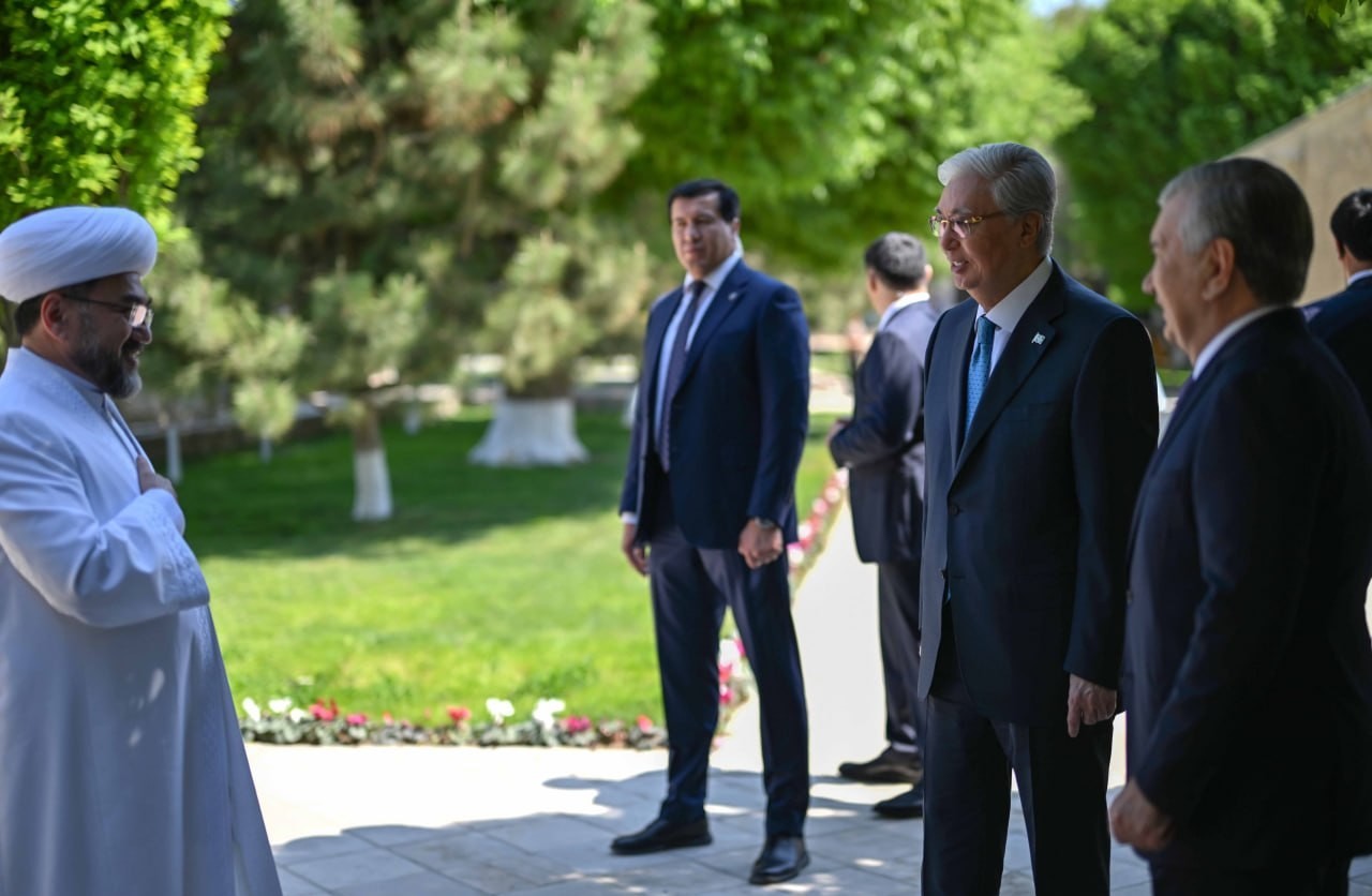 Қасым-Жомарт Тоқаев пен Шавкат Мирзиёев Бахауддин Нақышбанди мемориалдық кешеніне барды