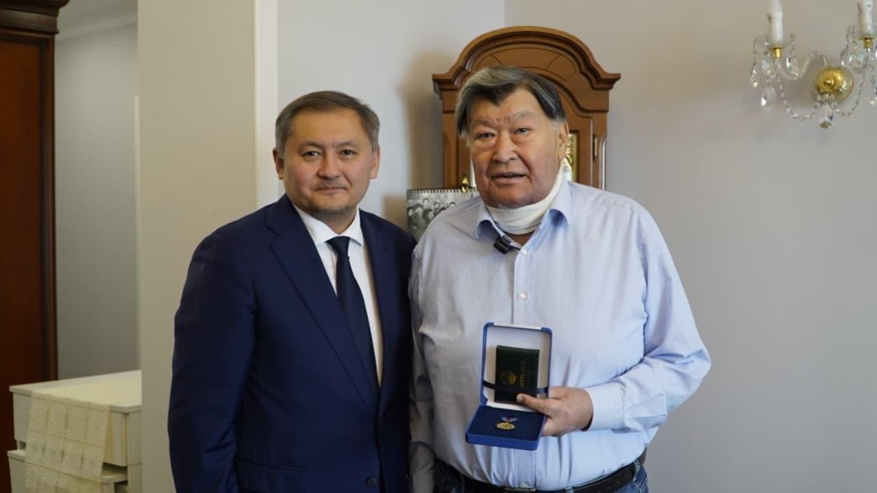 Ғылым қызметкерлері күні: Қайрат Қадыржановқа ҚР Мемлекеттік наградасы табысталды