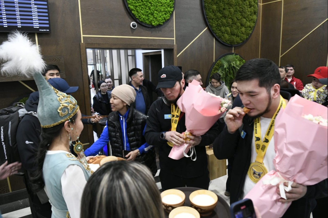 Астаналықтар Азия чемпионатында топ жарған спортшыларды әуежайда қарсы алды