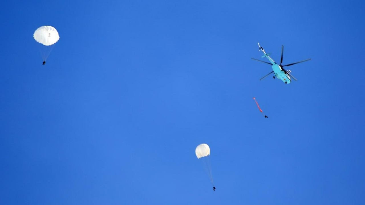 Әскери институттың 30 курсанты алғаш рет түнде парашютпен секірді