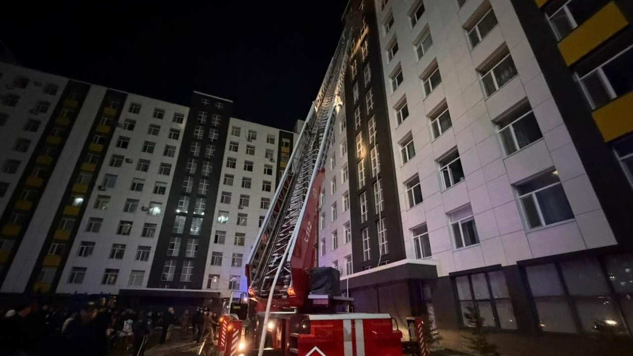 Астанада көпқабатты тұрғын үйде шыққан өрттен алты адам құтқарылды
