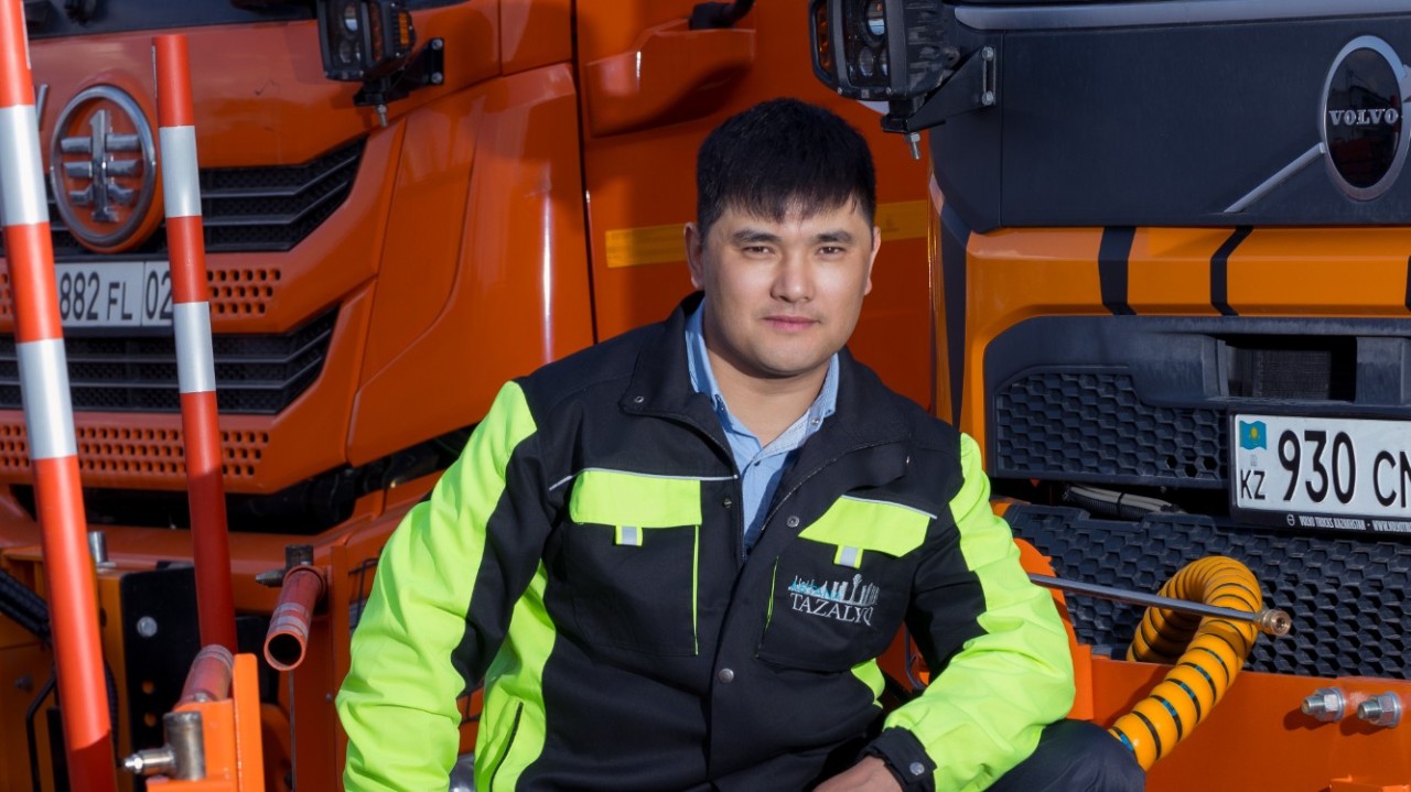 Қысы-жазы тынымсыз еңбек: жұмысынан рахат табатын қала тазалығының хас шебері