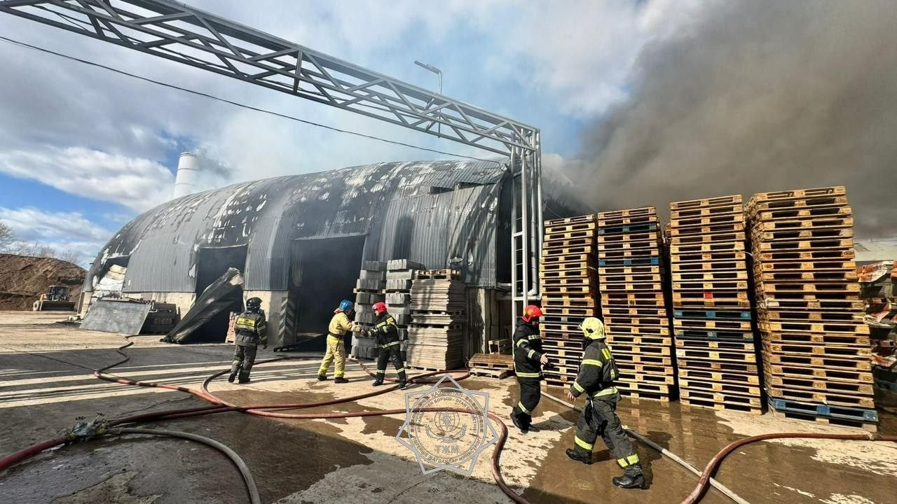 Астанада құрылыс материалдары сақталған қойма өртенді
